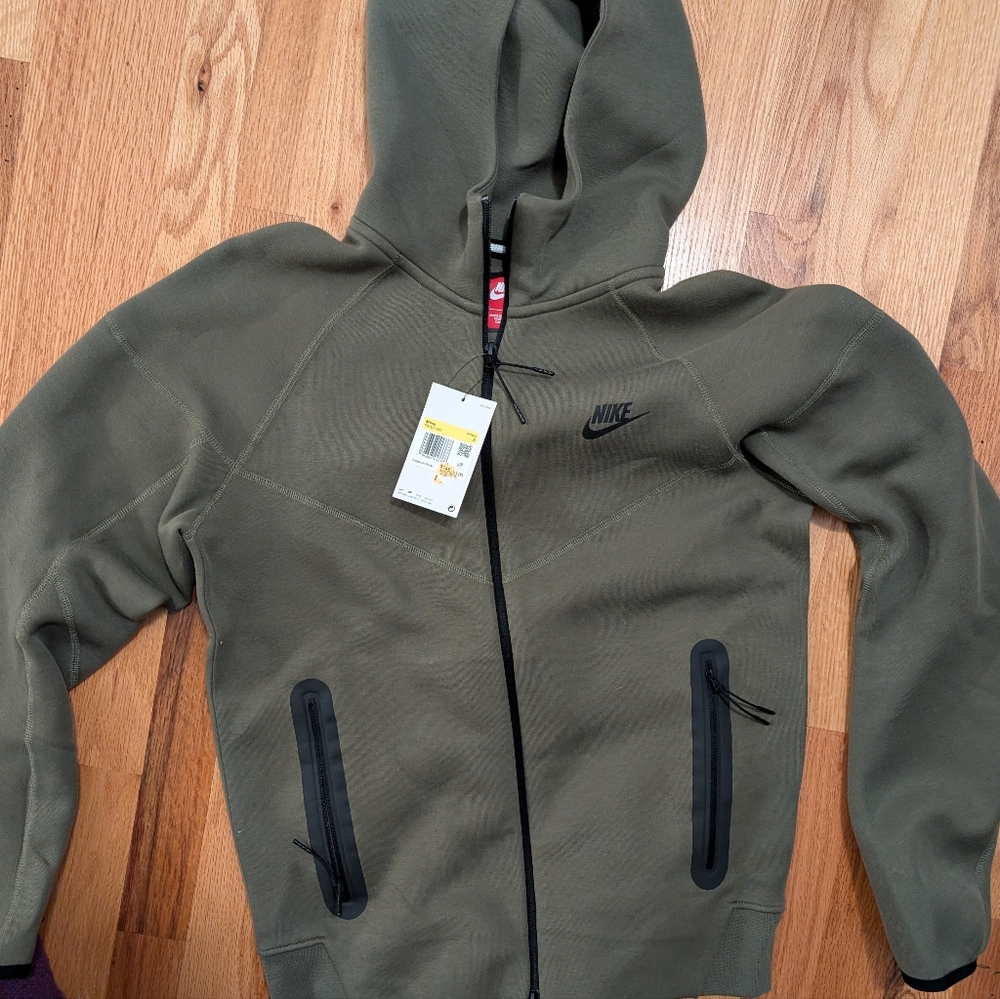 Hooded zipup